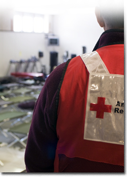Trabajador de la cruz roja americana en un refugio
