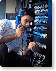 Administrador del sistema de IT con cable de red de Internet.