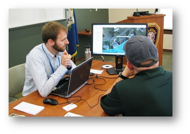 2 employees looking at the computer, jpg, 639 x 454